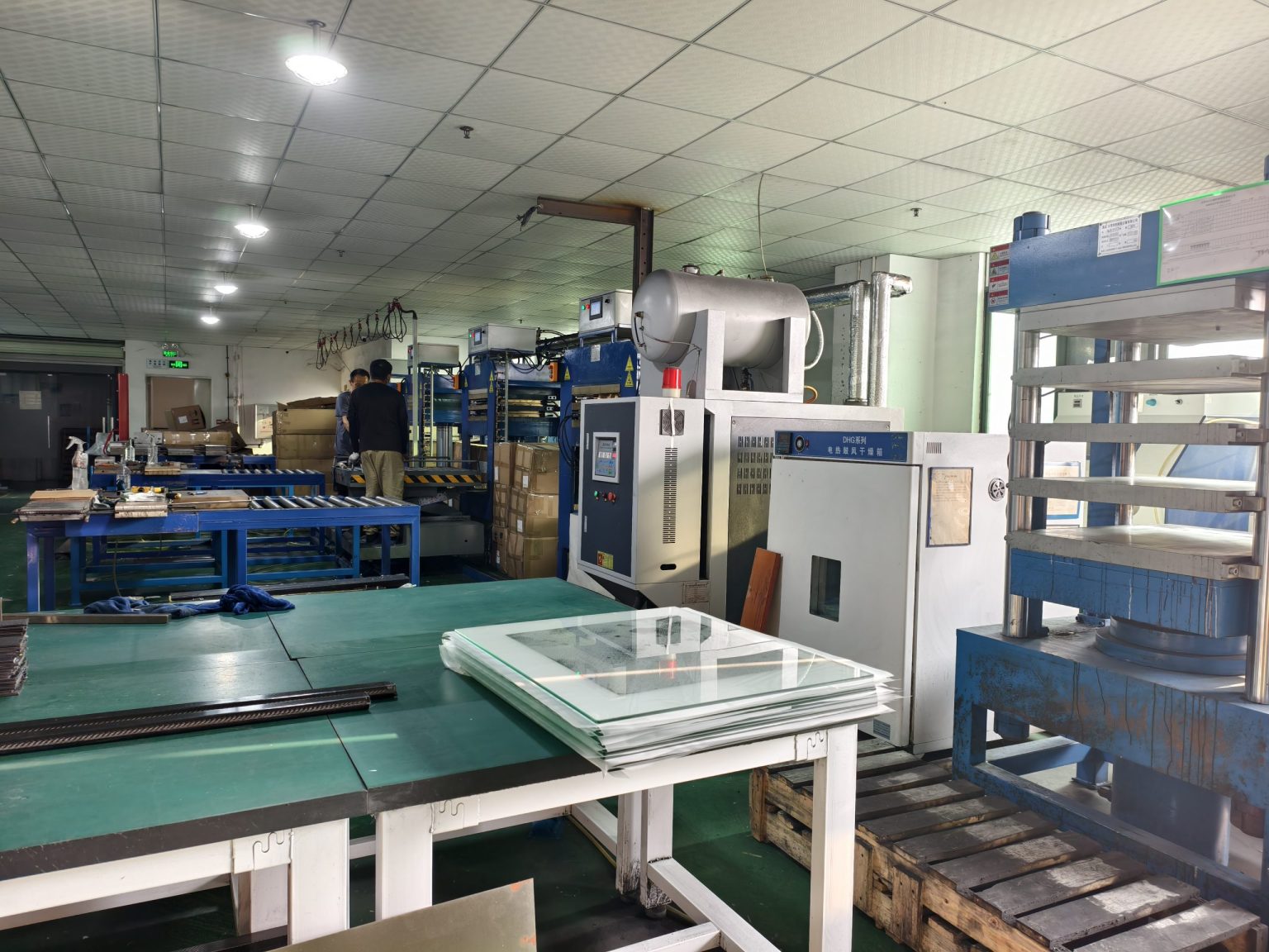Hot-press curing of carbon fiber laminates at partner press shop
